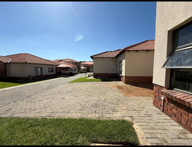 3 BEDROOM TOWNHOUSE FOR SALE IN WATERVAL EAST